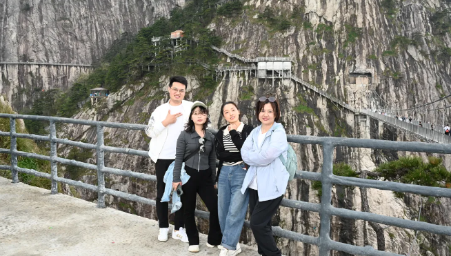 人生就是博风管销售中心员工在安徽明堂山景区照片