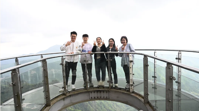 人生就是博风管销售中心员工在安徽明堂山景区照片